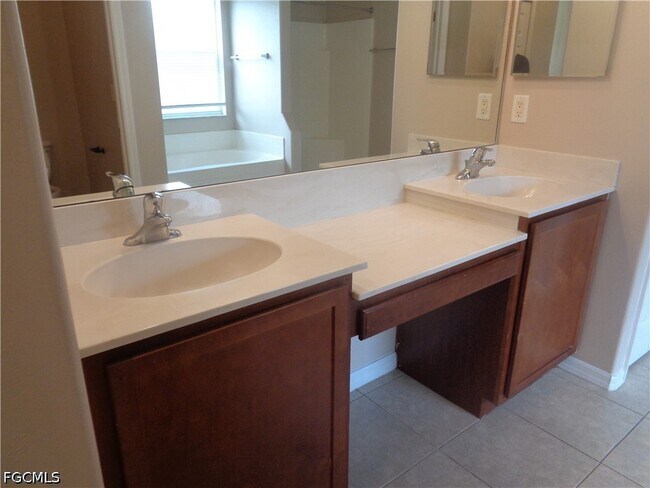 Building Photo - 2463 Nature Pointe Loop