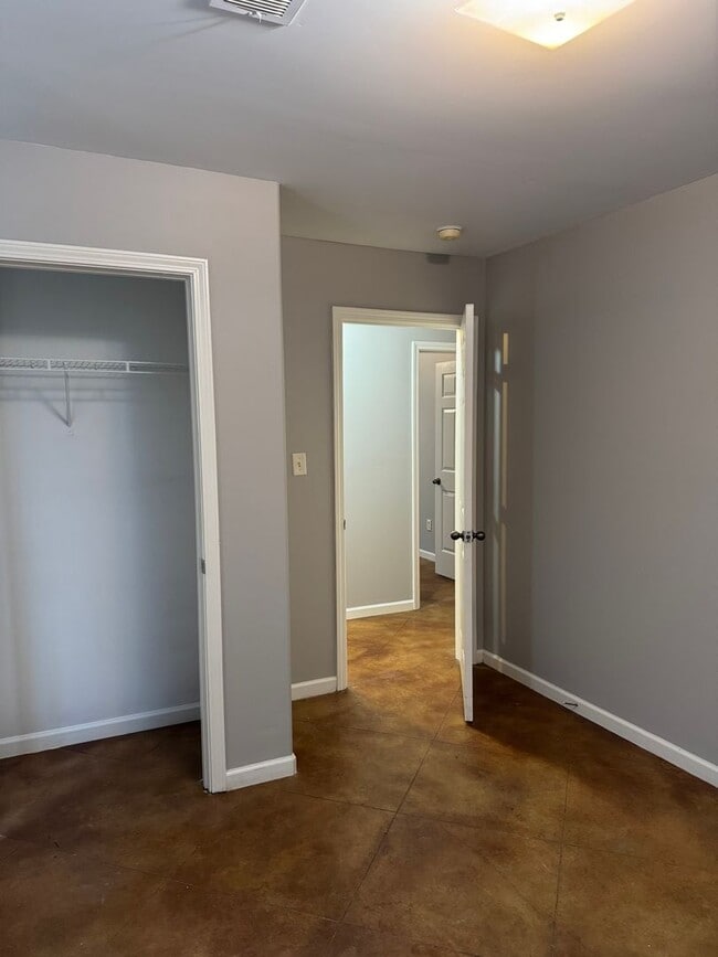 Building Photo - 411 Bruce St