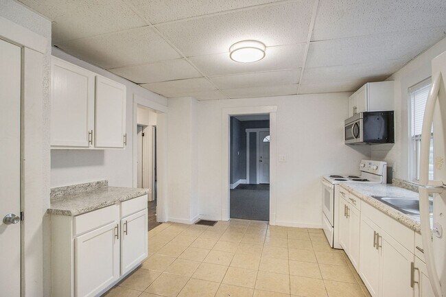 Building Photo - 702 Fenimore Ave