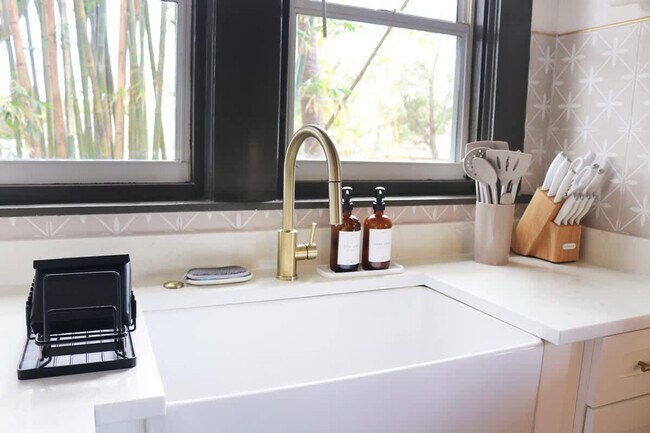 Building Photo - 102 W Emma St