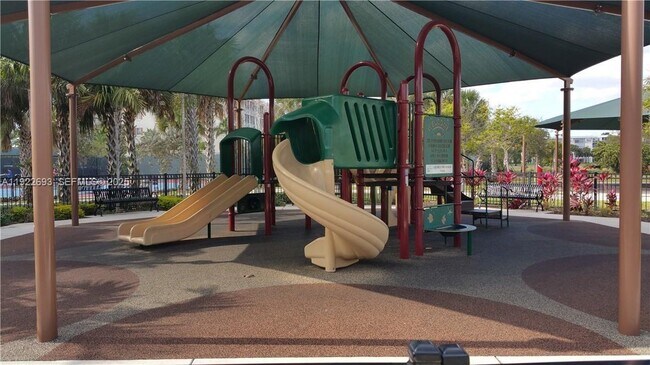 Building Photo - 3141 N Palm Aire Dr