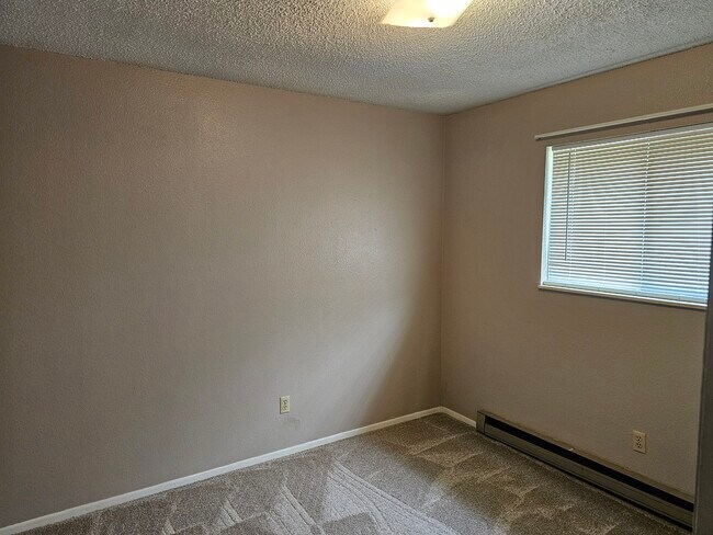 Building Photo - 6475 Yvonne Way