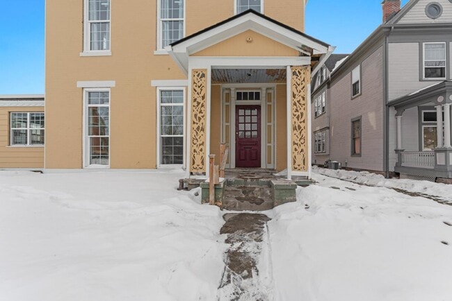 Building Photo - 621 E Main St