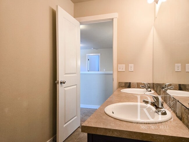 Building Photo - Effortless Elegance in Caldart Heights, Po...