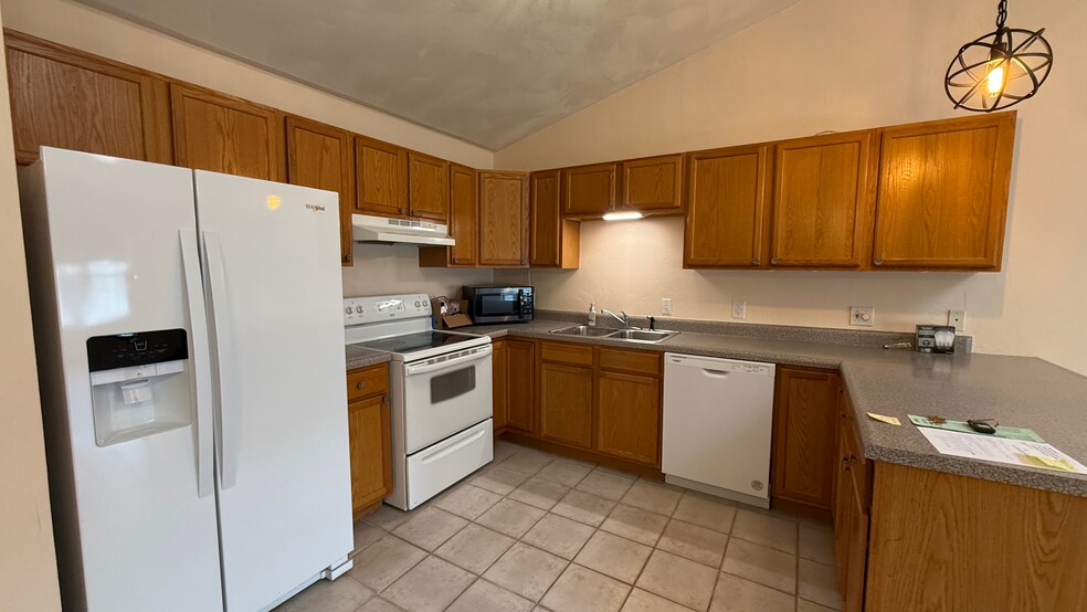 Building Photo - 213 Mueller Ln