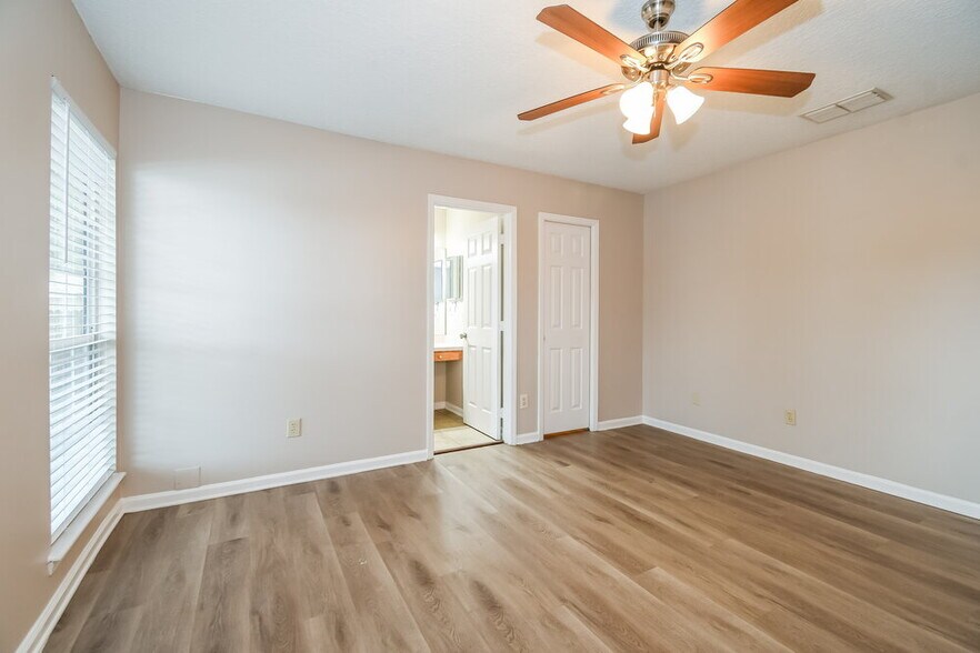 Building Photo - 1653 Spring Oaks Ln