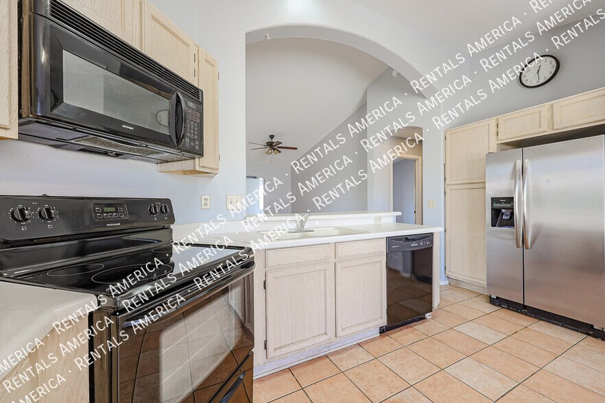 Building Photo - 5515 E Farmdale Ave