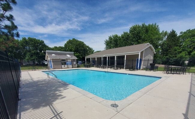 Building Photo - 2233 E Maywood St