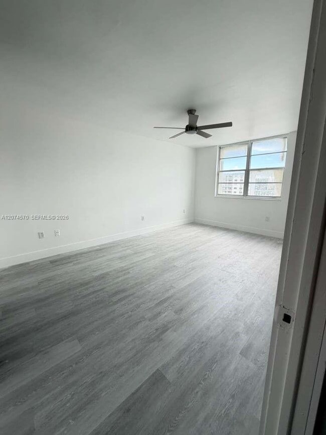Building Photo - 500 Bayview Dr