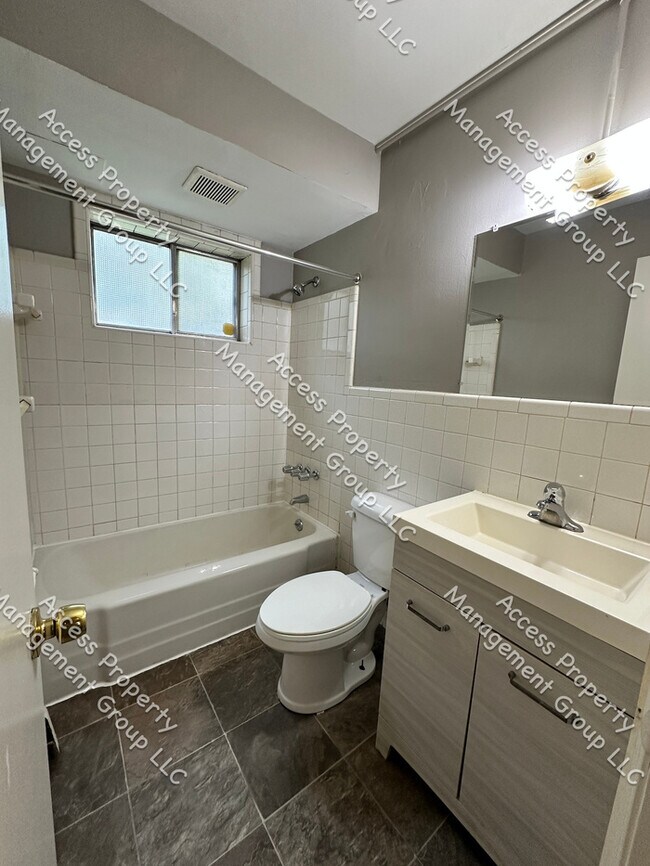 Building Photo - SE Side Updated One Bedroom Unit