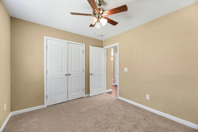 Building Photo - Move-In Ready Cottage on 1.36 Acres with L...