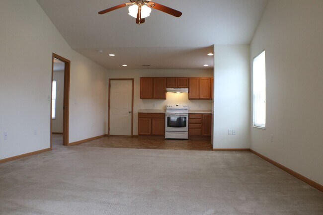 Building Photo - 2206 Shamrock Ln
