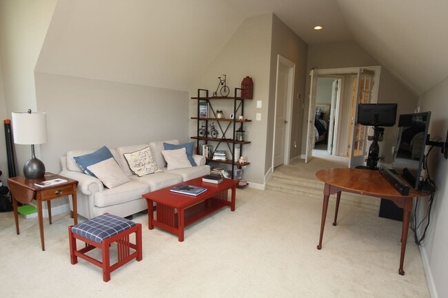 Building Photo - Beautiful Furnished Home Close to Bethany ...
