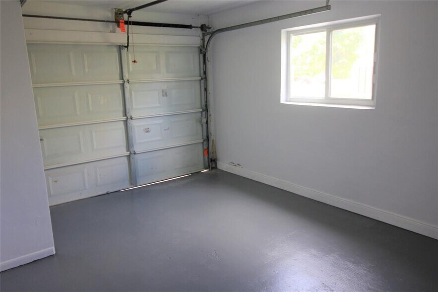 Building Photo - 160 SW 127th Ave