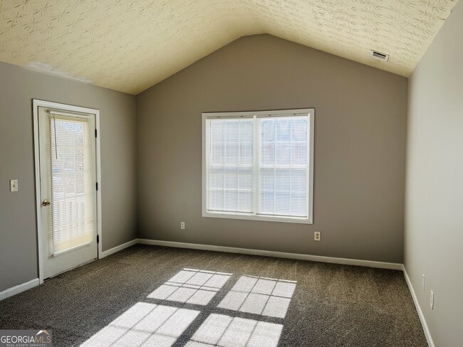 Building Photo - 2119 Manhattan Pkwy