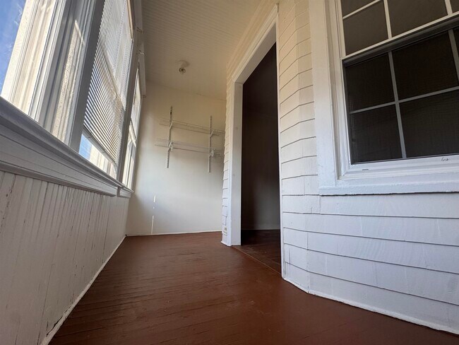 Building Photo - 85 W 50TH St