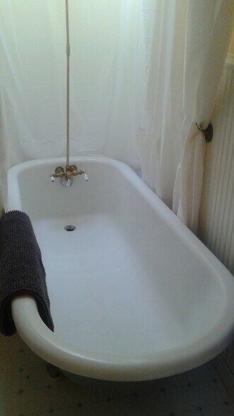 clawfoot tub - 131 SW Hooker St