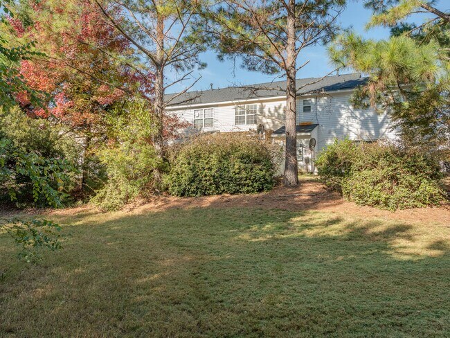 Building Photo - Super Townhouse with 2 MASTER BEDROOMS!