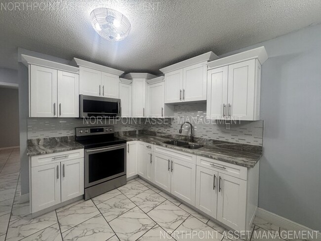 Building Photo - 2 Spacious Bedrooms and 2 Modern Bathrooms...