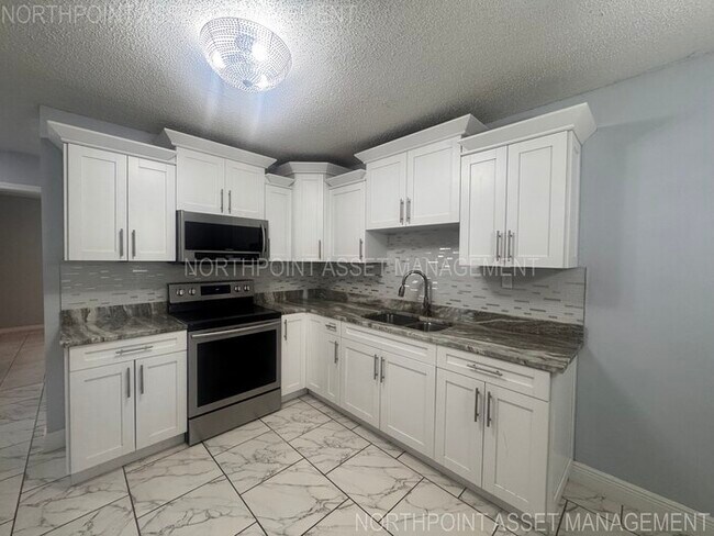 Building Photo - PRICE REDUCED FOR QUICK MOVE IN!! 2-2 Home plus 1 bed-1 bath Mother in Law Suite!