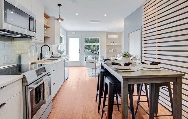 Building Photo - Capitol Hill 2 Bed 1.5 Bath Stunner Available!