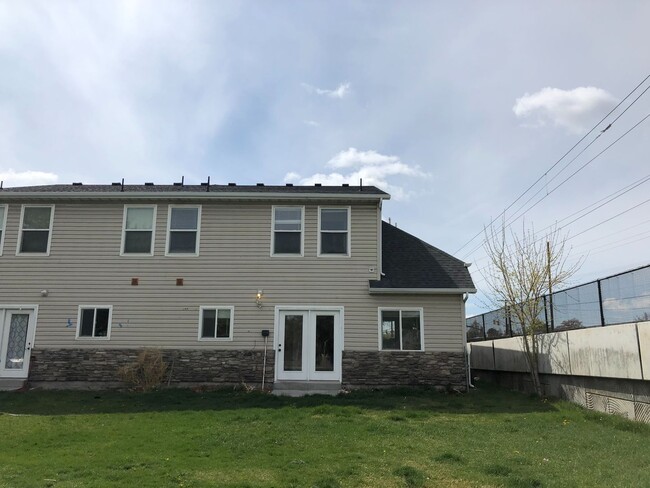 Building Photo - 2574 Robin Rd
