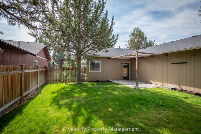 Building Photo - Charming Single Level Home!