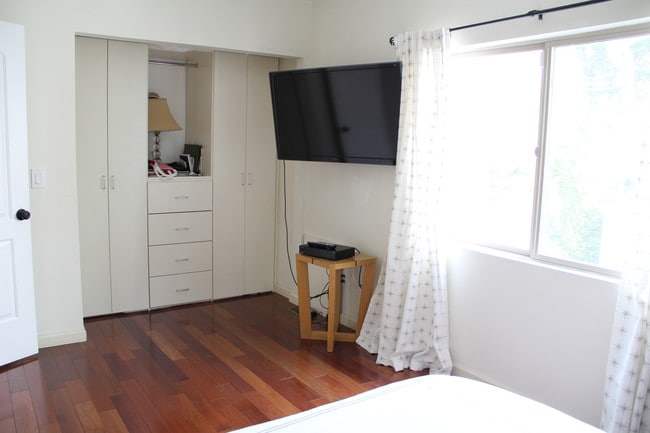 Building Photo - 9042 Phyllis Ave