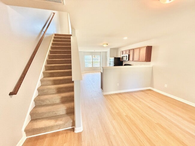 Building Photo - Beautiful 2 Bed 2.5 Bath townhome located ...