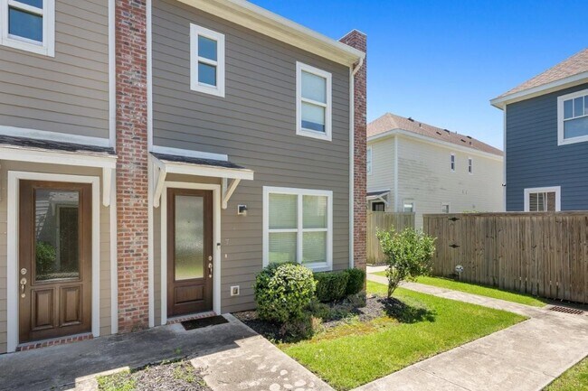 Building Photo - 515 Division St