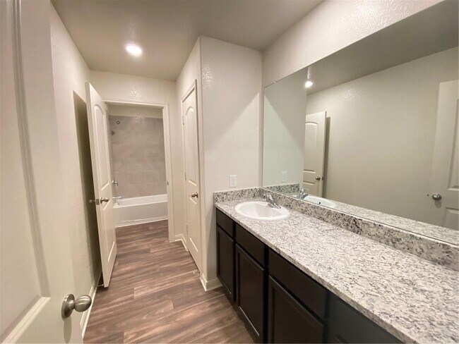 Building Photo - 325 Crescent Park Dr