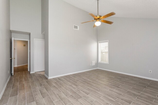Building Photo - 2015 Braesmeadow Ln