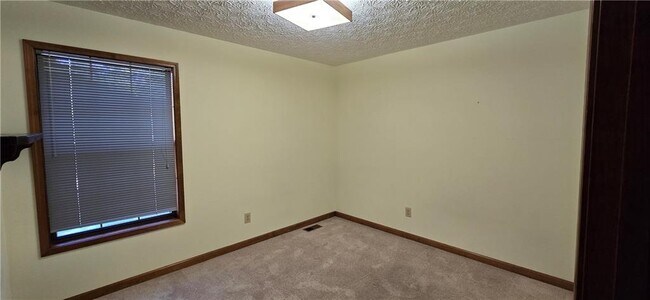 Building Photo - 303 Cacique Ct