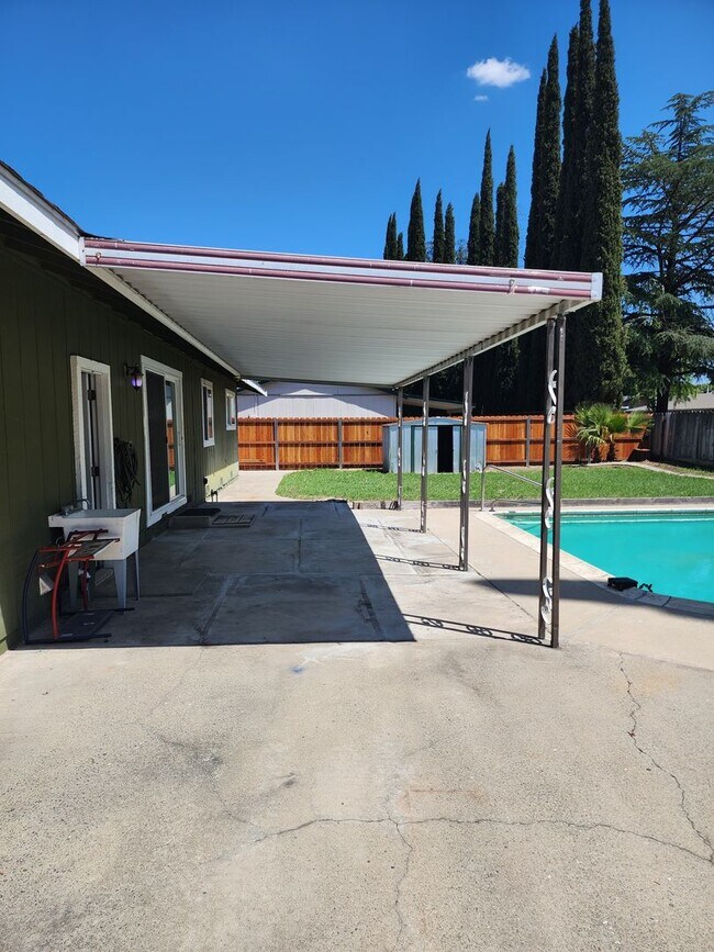 Building Photo - 3 Bedroom 2 Bathroom with Pool Near Davis High School