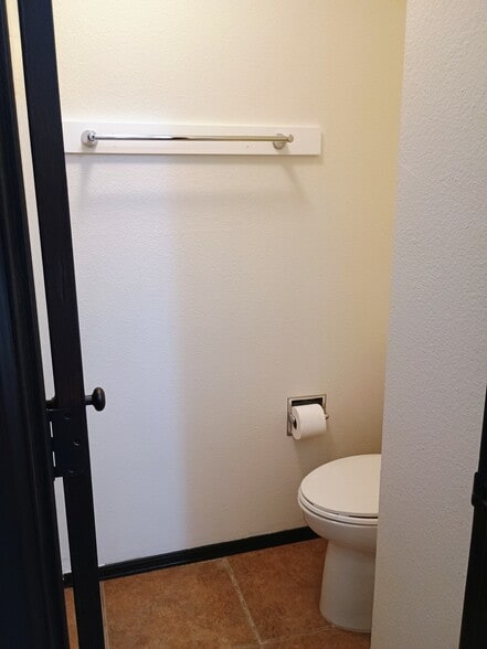 Master bath - 10360 E Jewell Ave