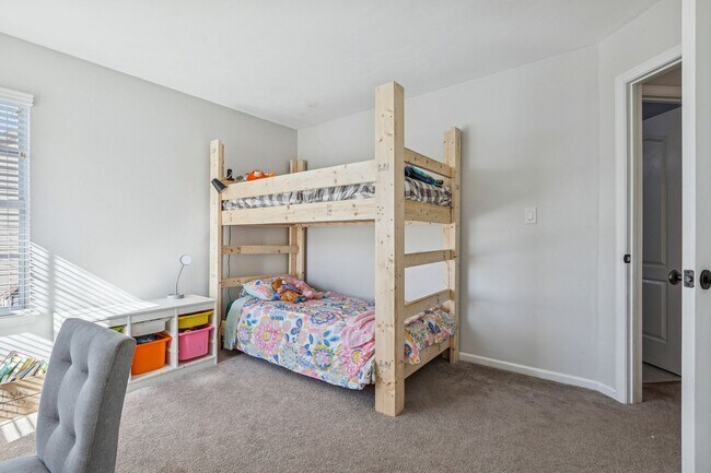 Building Photo - Bright, Clean & Convenient - Perfect 4 Bedroom Home in Chesapeake