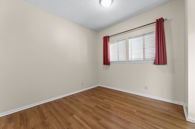Building Photo - IMMEDIATE MOVE IN: West Campus 2 Bed/2 Bath
