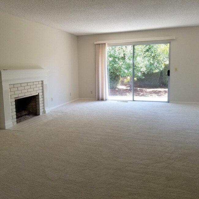 Building Photo - 55+ Oakmont House 3 bedroom, 2 bath