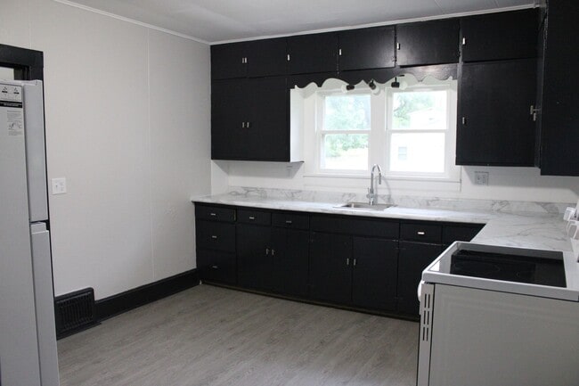 Building Photo - 218 Sabin Ave W