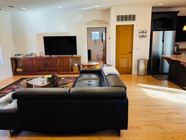 Building Photo - 412 Grove St SE