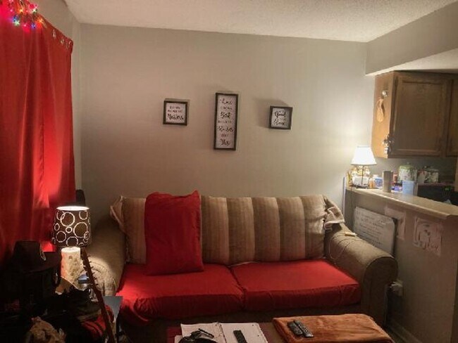 Building Photo - 1 Bedroom, 1 Bath Apartment at Seahawk Squ...