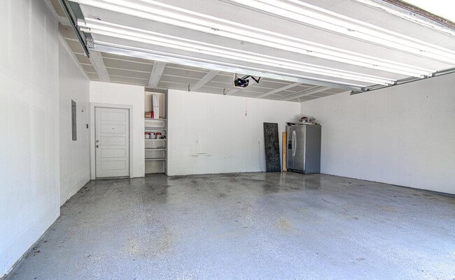 Building Photo - 2117 Maxwell Ln