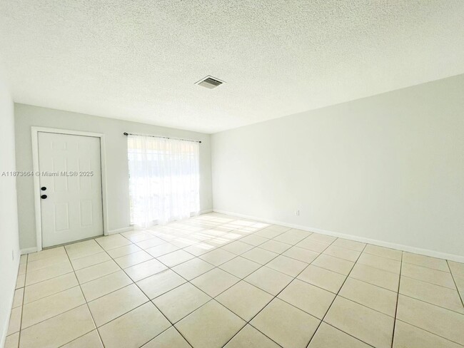 Building Photo - 4503 SE Ontario Dr