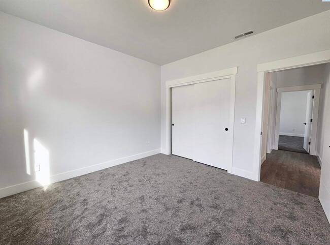 Building Photo - Primary Suite on Main w/Second Suite in Ba...