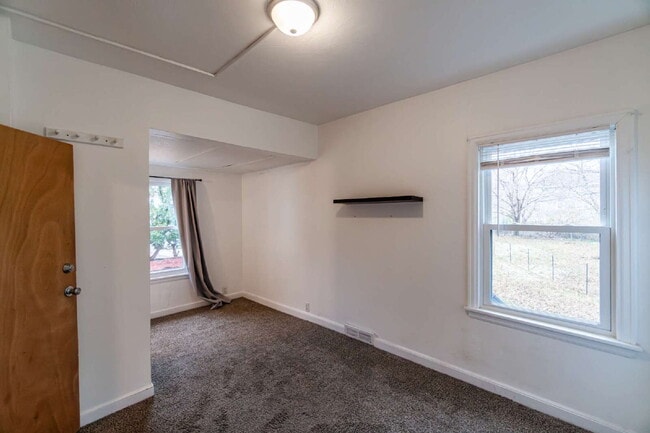 Building Photo - Updated 3-Bedroom Townhouse-Style Duplex with Modern Kitchen & Bath – Pets Welcome!