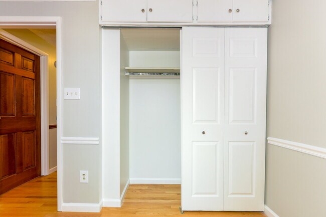 Building Photo - Bright and Spacious Townhome Living Near Reston