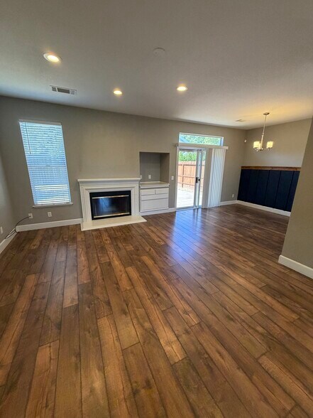 Building Photo - 1605 Paseo Flores Dr