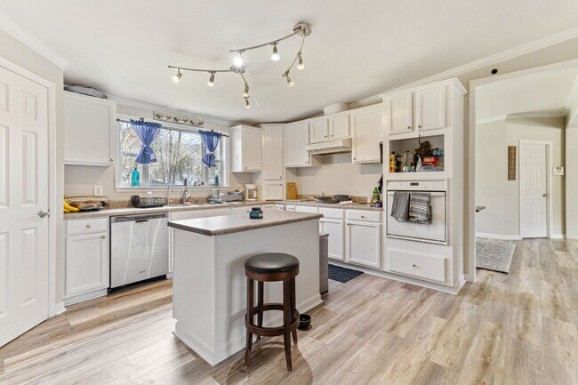 Building Photo - 214 Shipman's Pike