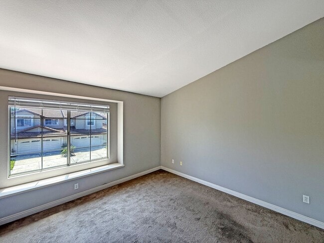 Building Photo - Beautiful 3B/2.5BA Home in Sorrento Valley...
