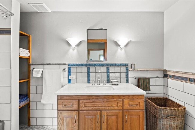 Building Photo - Fully-Furnished Short-Term Rental on South...